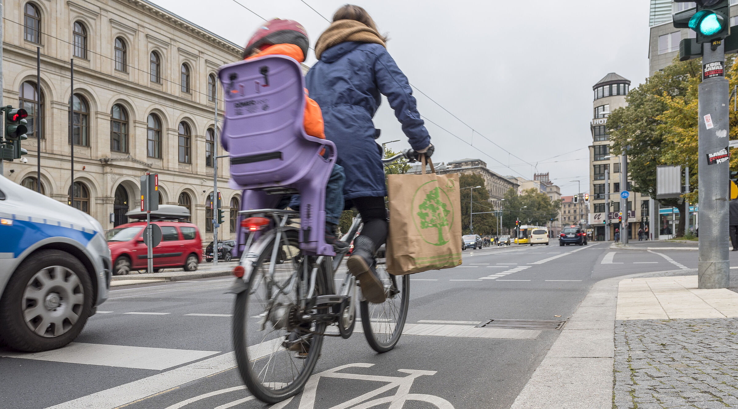 Fahrradfahren in der Stadt. Hier: Invalidenstraße, Berlin-Mitte.